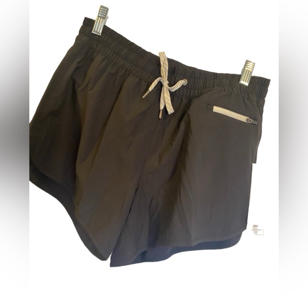 NWT Vuori Clementine shorts Size M
